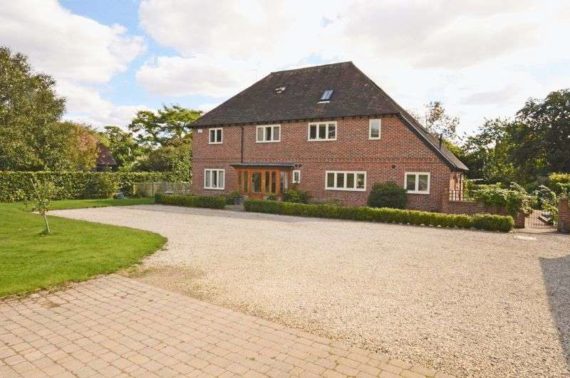 6 bedroom Detached f...